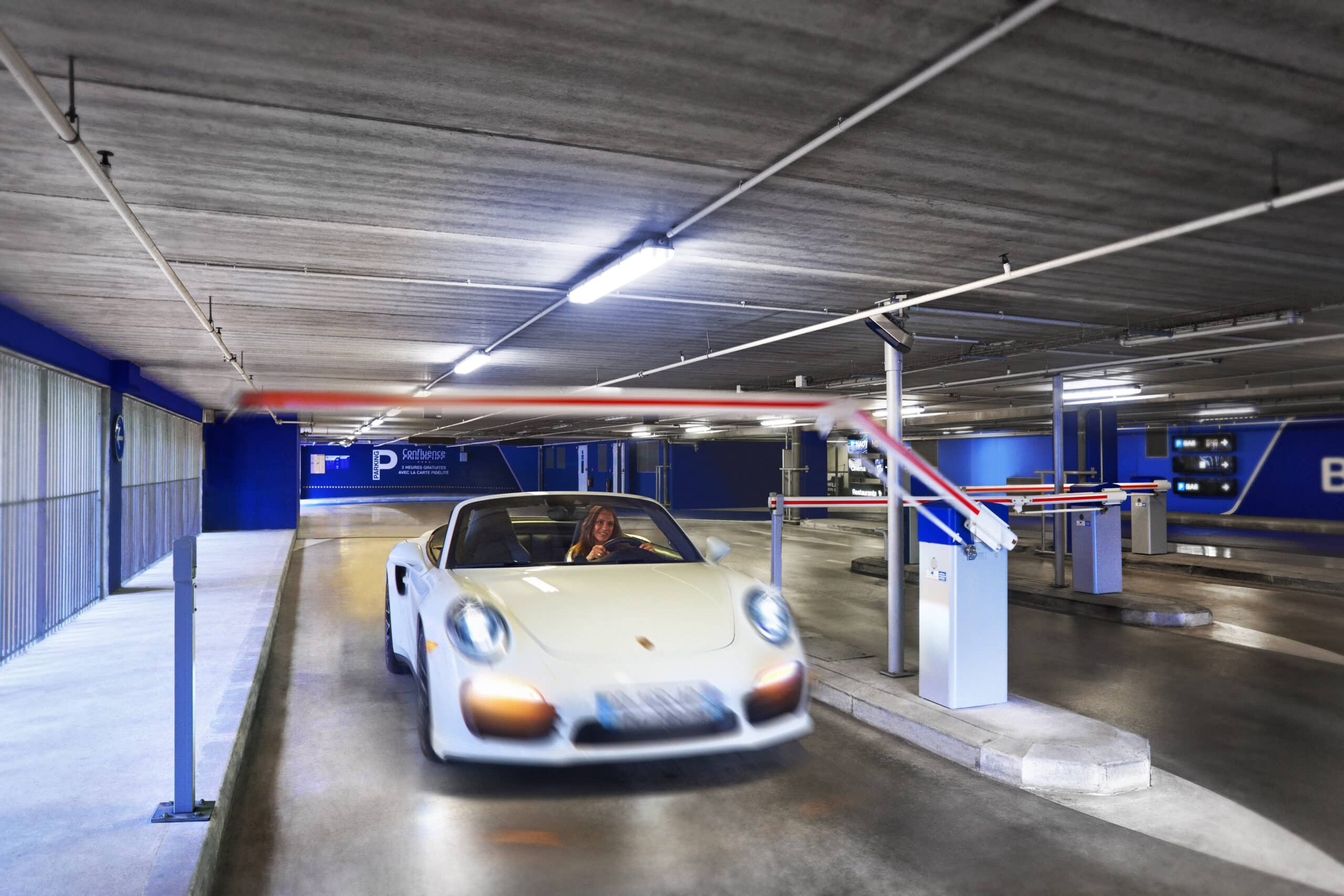 La barrière automatique LBA 63 PK facilite la gestion des accès aux parkings payants